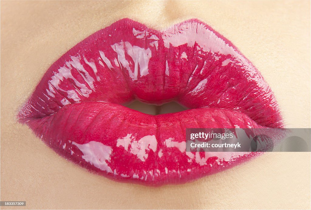 Plano aproximado de uma womans faneca lábios vermelhos