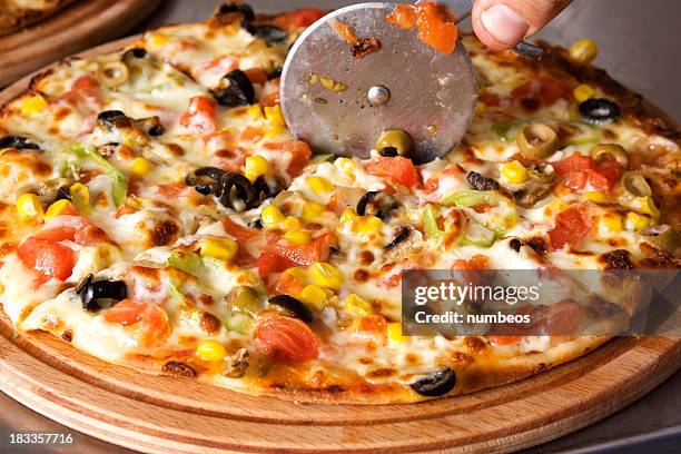 vegetarian pizza - vegetarian pizza stock pictures, royalty-free photos & images