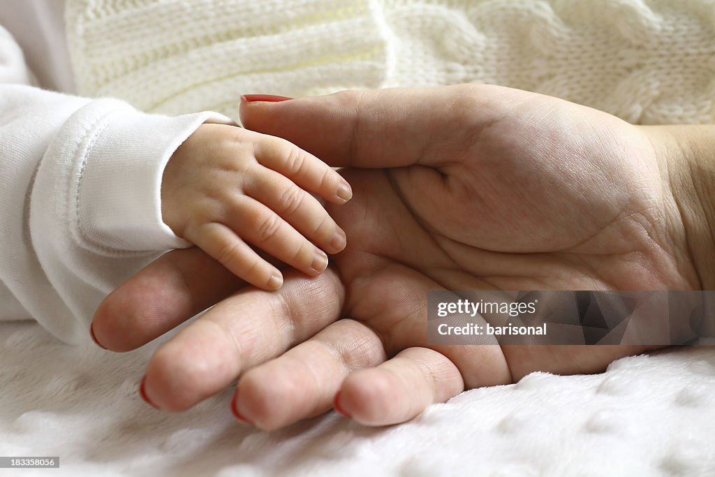 Neugeborenen und der Mutter Hände