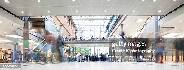 centro comercial con multitud de compradores - tienda lugar de comercio fotografías e imágenes de stock