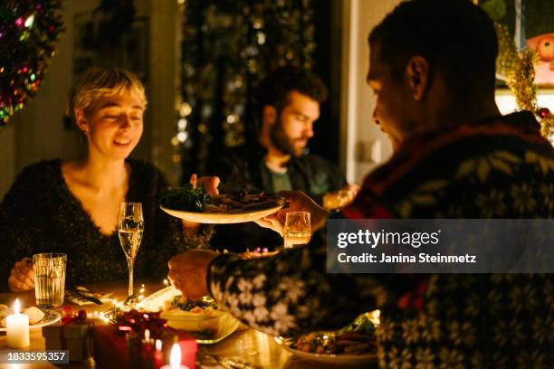 christmas dinner with friends - christmas dinner stockfoto's en -beelden