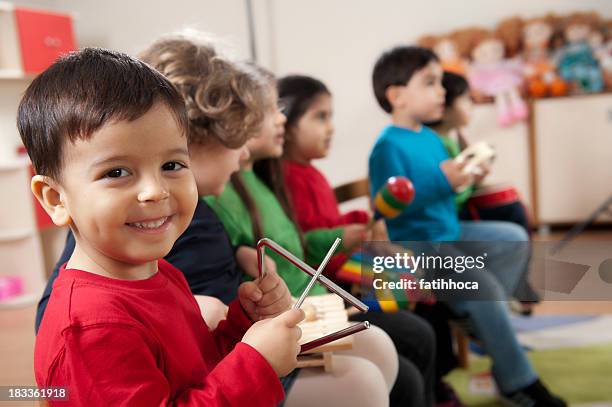 niño de edad preescolar niños en clase de música - triángulo musical fotografías e imágenes de stock