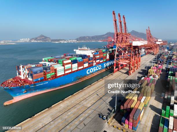 Cosco Container Color 1,101 Cosco Containers Stock Photos, High-Res Pictures, and Images ...