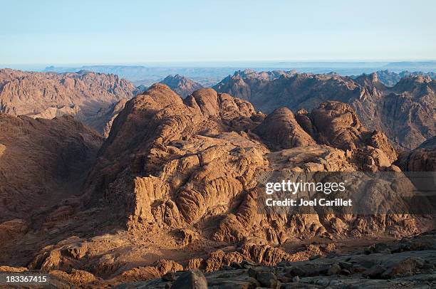 árido vista espectacular del monte sinaí - monte sinai fotografías e imágenes de stock