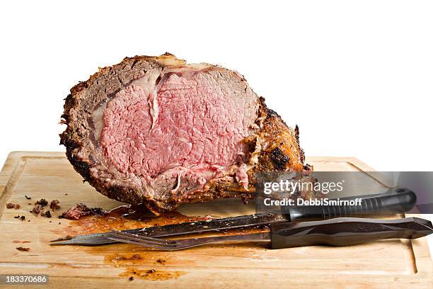 tranches de rôti de bœuf avec couteau sur la planche de bois - rosbif photos et images de collection