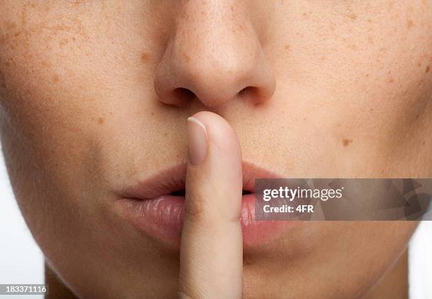 shhhh. tranquila. - finger on lips fotografías e imágenes de stock