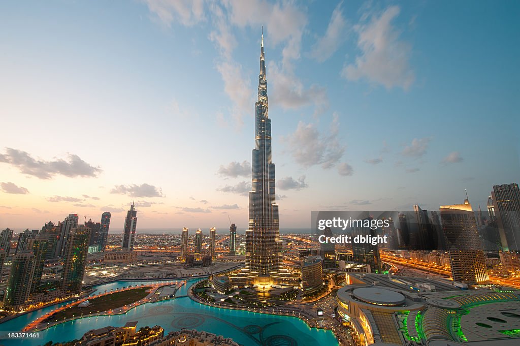 Luzes da cidade de Dubai, ao pôr-do-sol