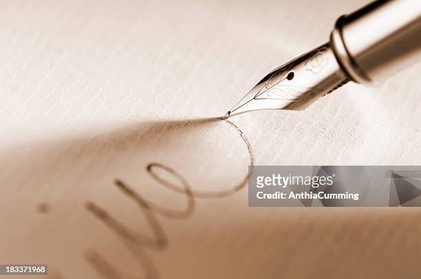 pluma estilográfica firmar una firma de papeleo - escribir a mano fotografías e imágenes de stock