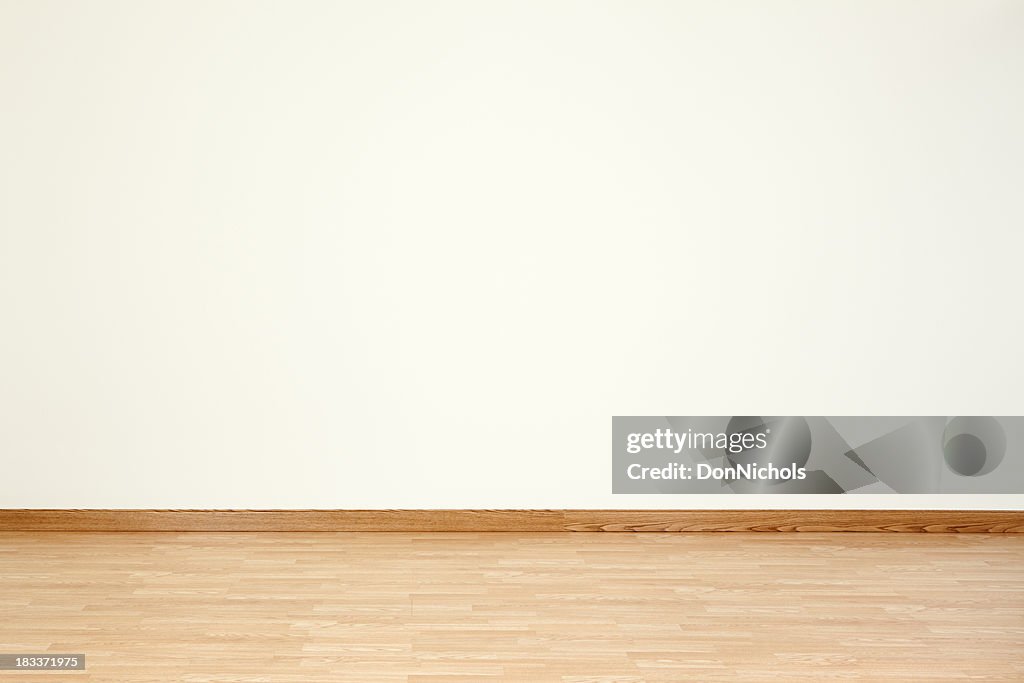 Vazio quarto e em branco na parede