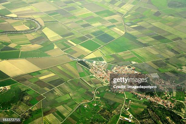 cidade pequena - rural scene imagens e fotografias de stock