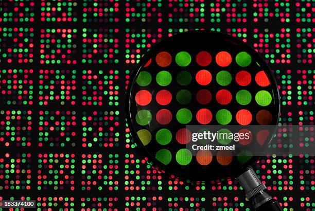 puce d'adn - mutation génétique photos et images de collection