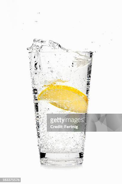 limón porción zambulléndose en soda agua - lemon soda fotografías e imágenes de stock