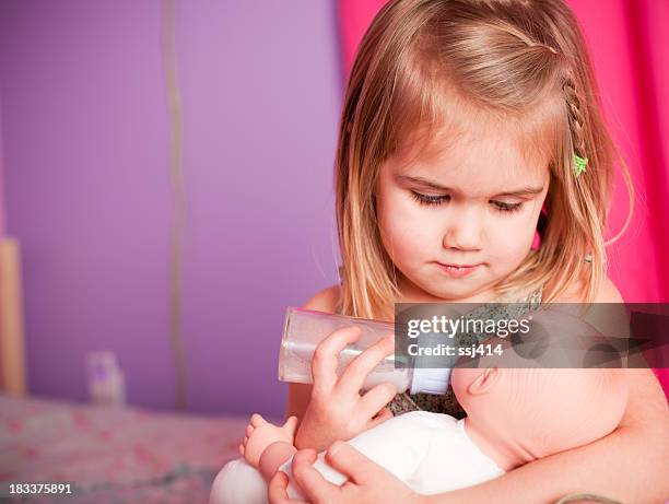 poco de mama - muñeca fotografías e imágenes de stock