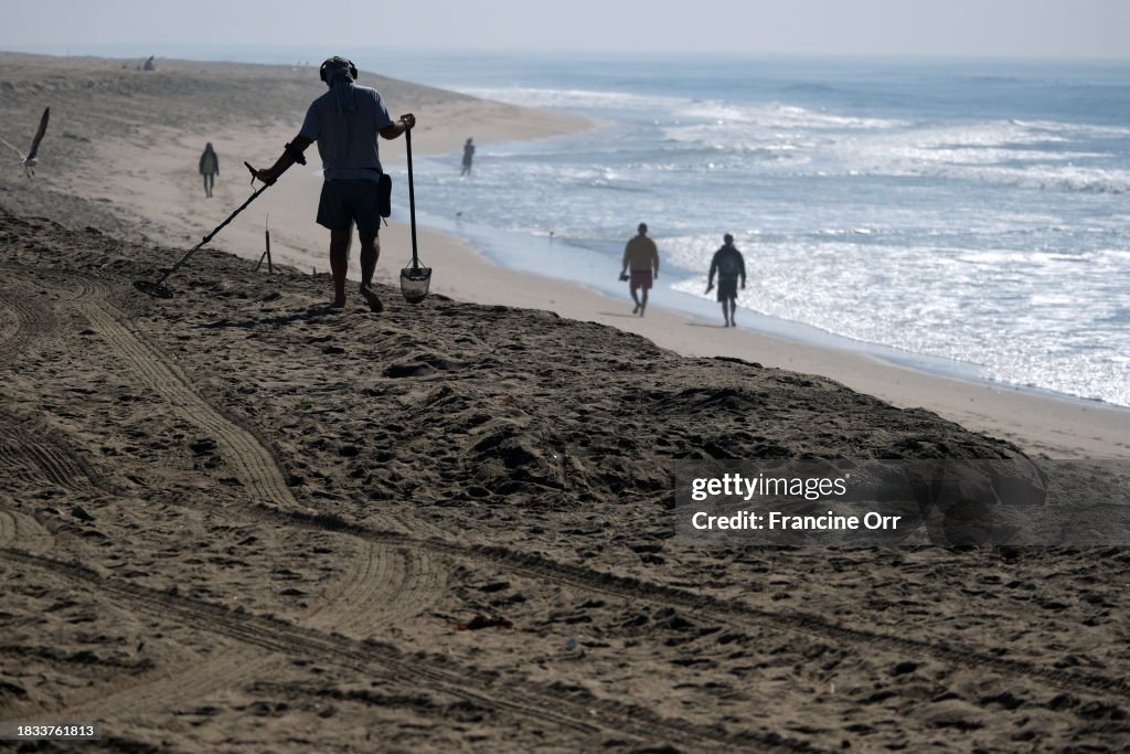 A section of Sunset Beach in the city of Huntington Beach was closed today after an injured juvenileÌýwhaleÌýbecame beached and people reported seeing aggressive shark activity. The shark andÌýwhaleÌýsightings occurred about 3:45 p.m. Sunday on a stretch