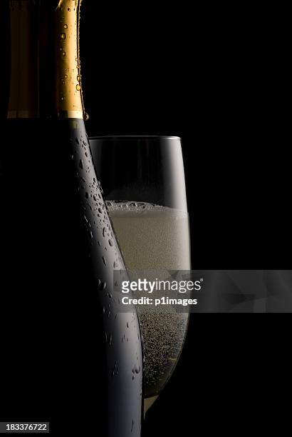fizzy champagne - glass of prosecco stockfoto's en -beelden