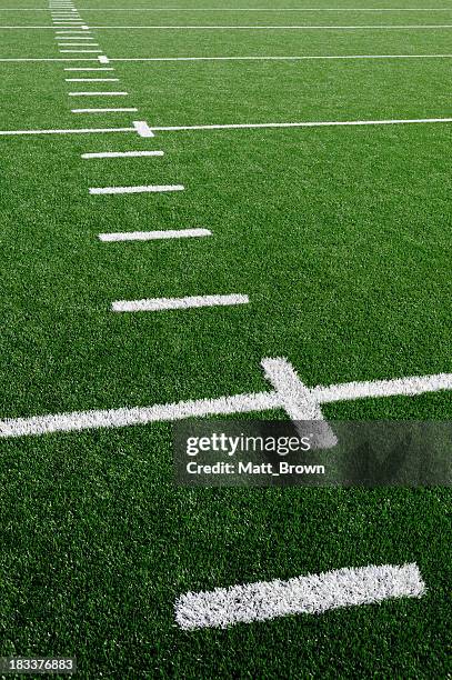 american football field grass turf - kunstgras stockfoto's en -beelden