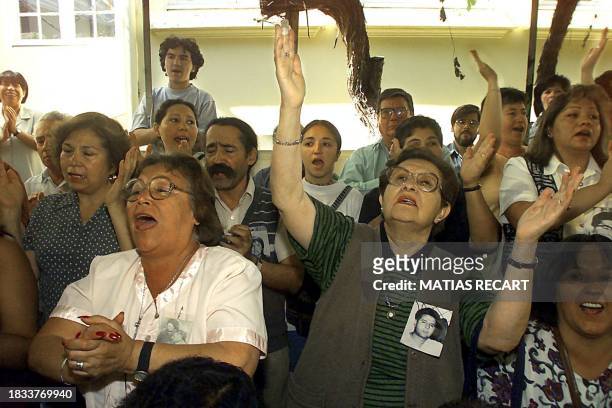 Family members of the detained and missing celebrate after hearing an announcemnt from London, 15 February, 2000. Familiares de Detenidos...