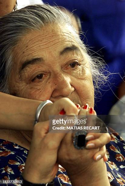 Woman activist of human rights, listened to the announcement, decided in London, about Augusto Pinochet, 15 February, 2000. Un mujer, activista por...