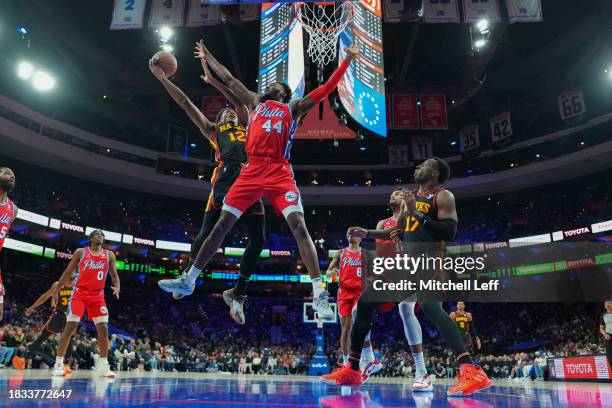 De'Andre Hunter of the Atlanta Hawks shoots the ball against Paul Reed of the Philadelphia 76ers in the second quarter at the Wells Fargo Center on...