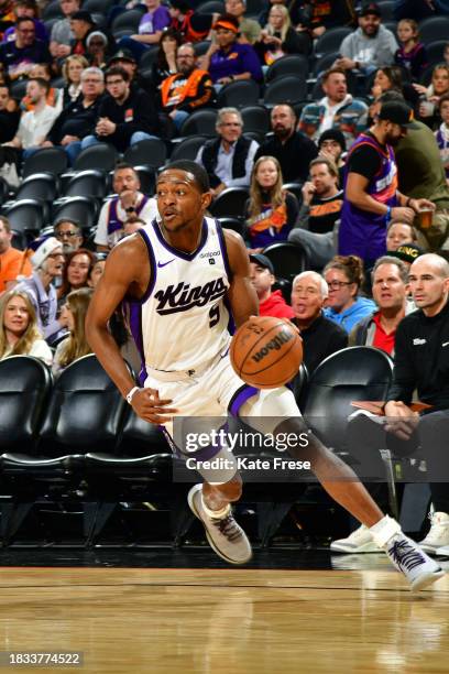 De'Aaron Fox of the Sacramento Kings handles the ball during the game against the Phoenix Suns on December 8, 2023 at Footprint Center in Phoenix,...