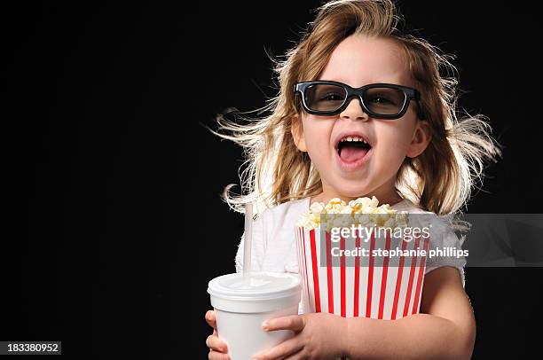 heureux jeune fille avec des lunettes 3d theatre du pop-corn et des boissons - lunettes 3d photos et images de collection