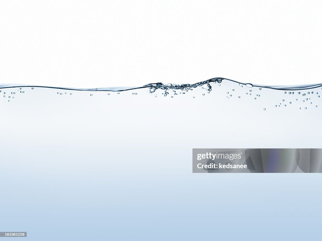 Surface de l'eau isolé sur blanc
