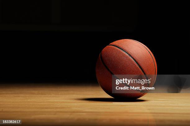 basketball - basketball on court stock-fotos und bilder