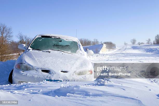 véhicule bloqué dans la neige sur l'autoroute highway - neige fraîche photos et images de collection