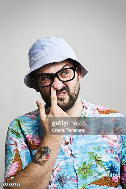 mitad hombre anciano mirando verano divertido con tapa y gafas - picarse la nariz fotografías e imágenes de stock