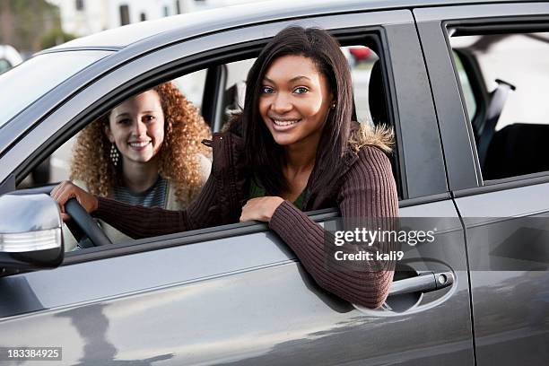 teenage girls in car - bob stockfoto's en -beelden