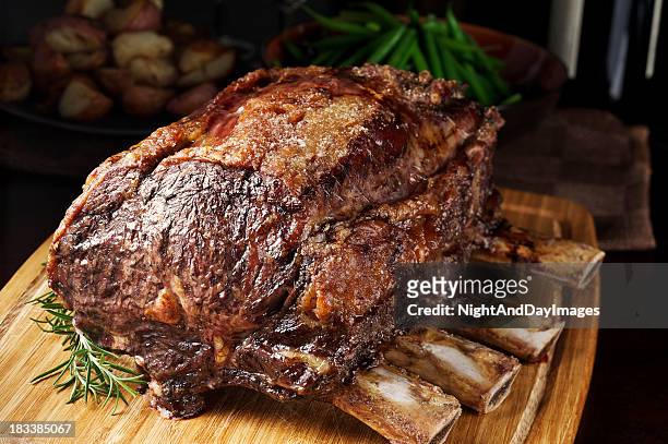 prime rib roast - ribeye biefstuk stockfoto's en -beelden