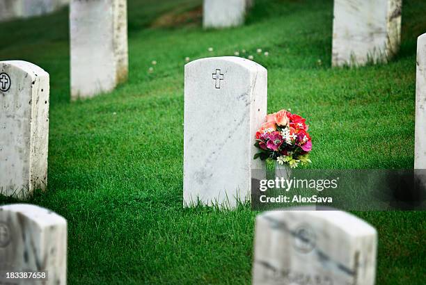 tombstone with flowers - blank gravestone 個照片及圖片檔