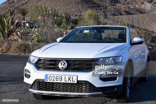 a white volkswagen t-roc cabriolet with the top down. - car grill stock pictures, royalty-free photos & images