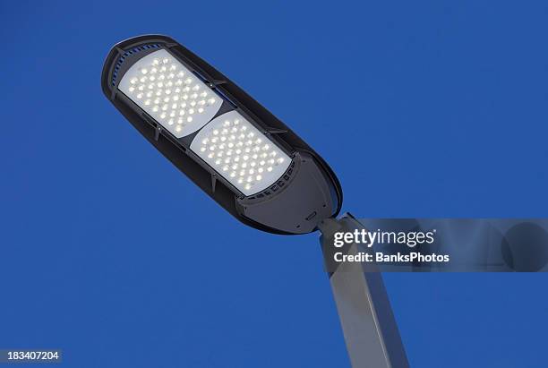 lumières led streetlight contre un ciel bleu clair - éclairage public photos et images de collection