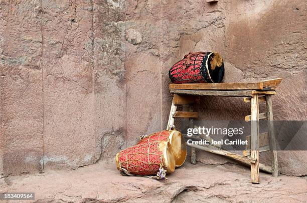 afrikanischer trommeln in kirche in lalibela, äthiopien - horn von afrika stock-fotos und bilder