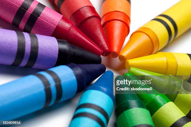 brillante colorido crayons - crayon fotografías e imágenes de stock