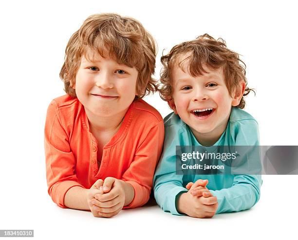 glücklich zwei brüder - kind ca 3 jahre freigestellt stock-fotos und bilder