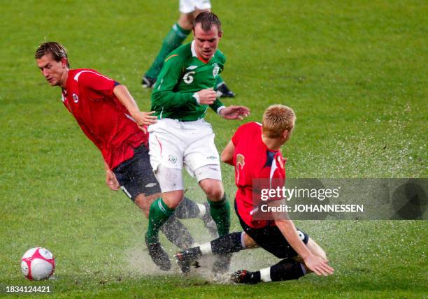 Irish player Glenn Whelan is flanked by Morten Gamst Pedersen and John Arne Riise during a friendly football Norway vs Ireland at Oslo's Ullevaal...
