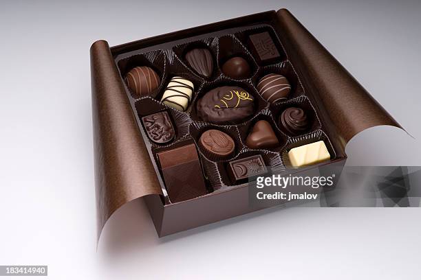 auswahl an pralinen - chocolate box stock-fotos und bilder