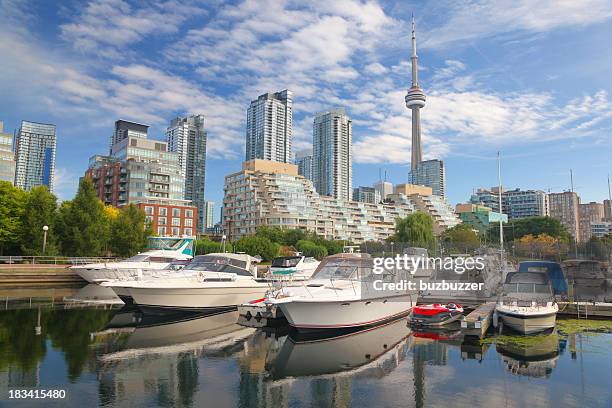 boats in downtown toronto city marina - toronto ontario canada stockfoto's en -beelden