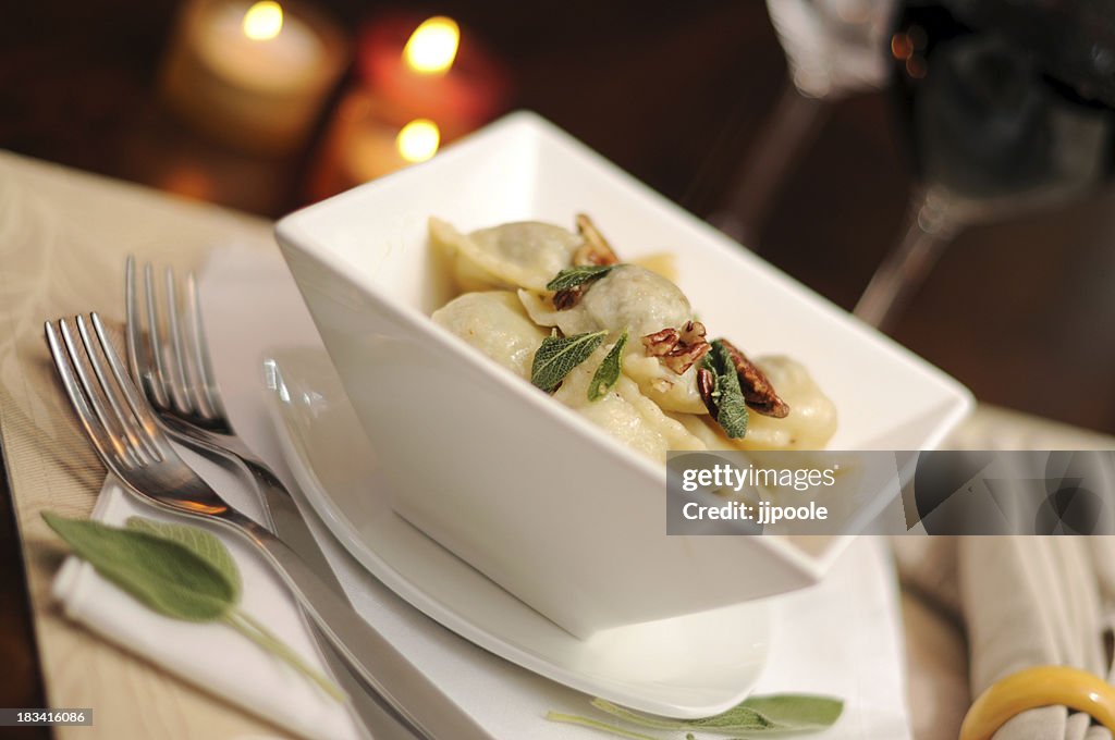 Ravioli con salsa de mantequilla de color salvia y pecans tostado