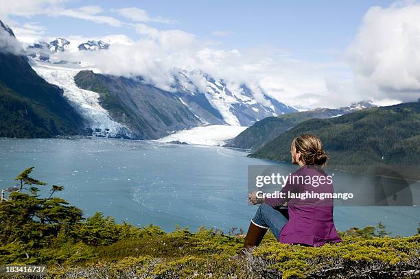 femme en plein air en alaska - glacier columbia photos et images de collection