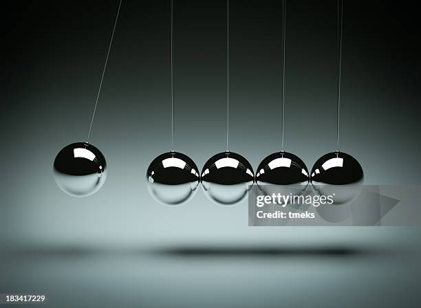 balancing balls newton's cradle - natuurkundige stockfoto's en -beelden