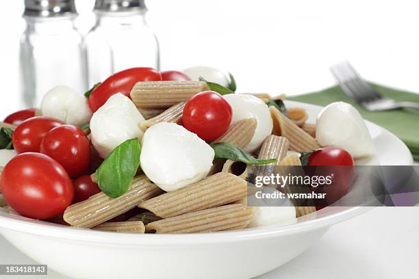 trigo integral salada de macarrão - caprese imagens e fotografias de stock