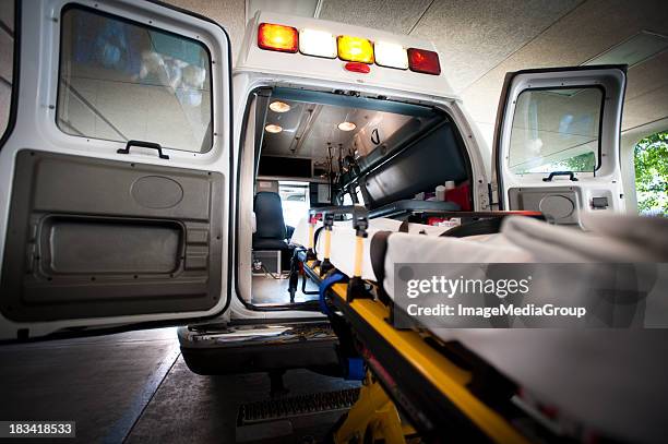 ambulancia y gurney - vehículo de emergencia fotografías e imágenes de stock