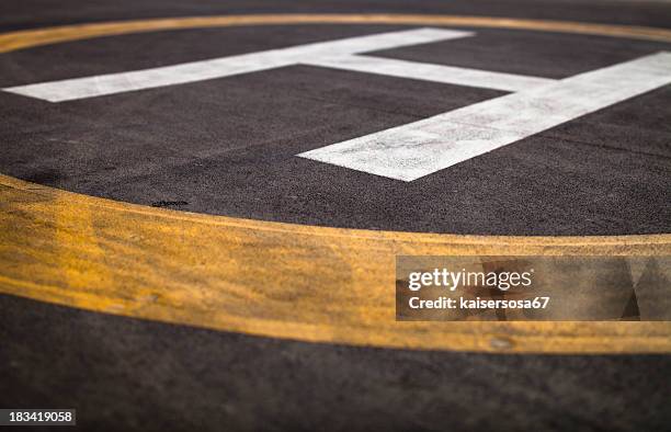 helipad - helikopterplatform stockfoto's en -beelden