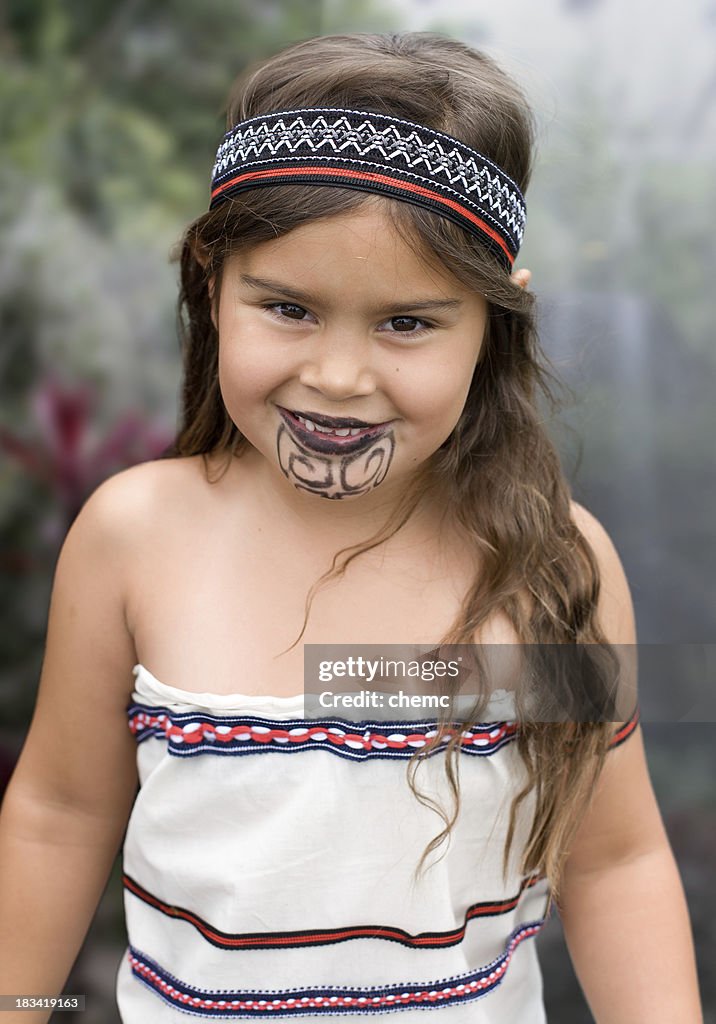 Jovem Menina tradicional Maori