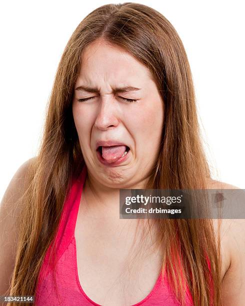 produciendo mujer joven sacando la lengua - sabor amargo fotografías e imágenes de stock