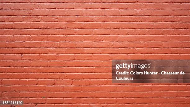 empty brick wall painted brown in montreal, quebec, canada - bakstenen muur stockfoto's en -beelden