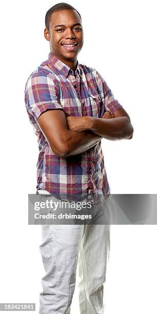 feliz joven posando con los brazos cruzados, plano de tres cuartos - handsome black boy fotografías e imágenes de stock